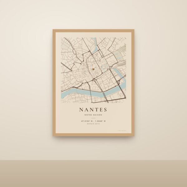 Affiche carte de Nantes style Sable dans un cadre en bois naturel
