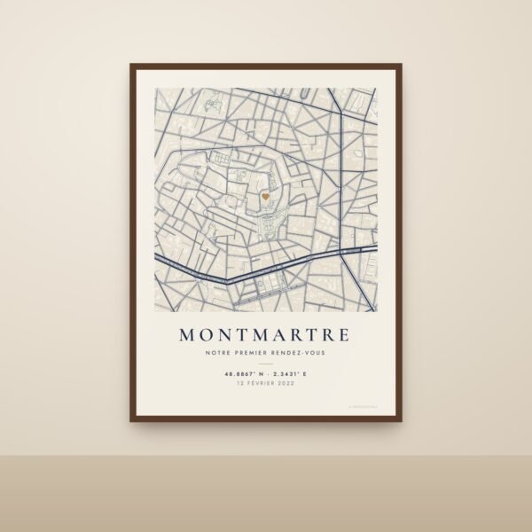 Affiche carte de Montmartre 50 x 70 cm dans un cadre en bois foncé